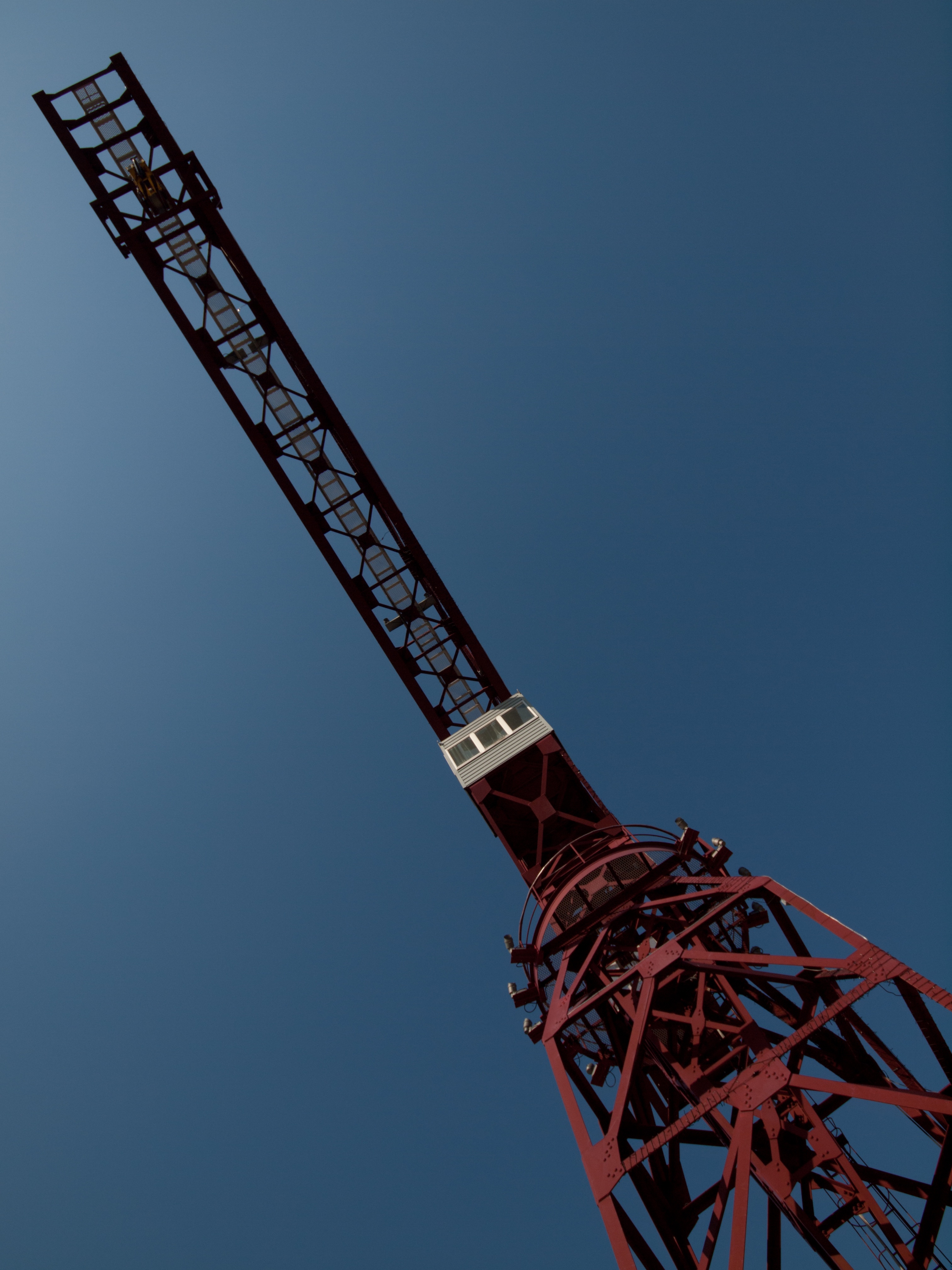 <b>RAW画像をPhotoshop CS5で現像だけしたもの。ここからクレーンの部分だけ切り抜いて（「境界線を調整」で「半径調整ツール」も使った）、レイヤーにした</b>