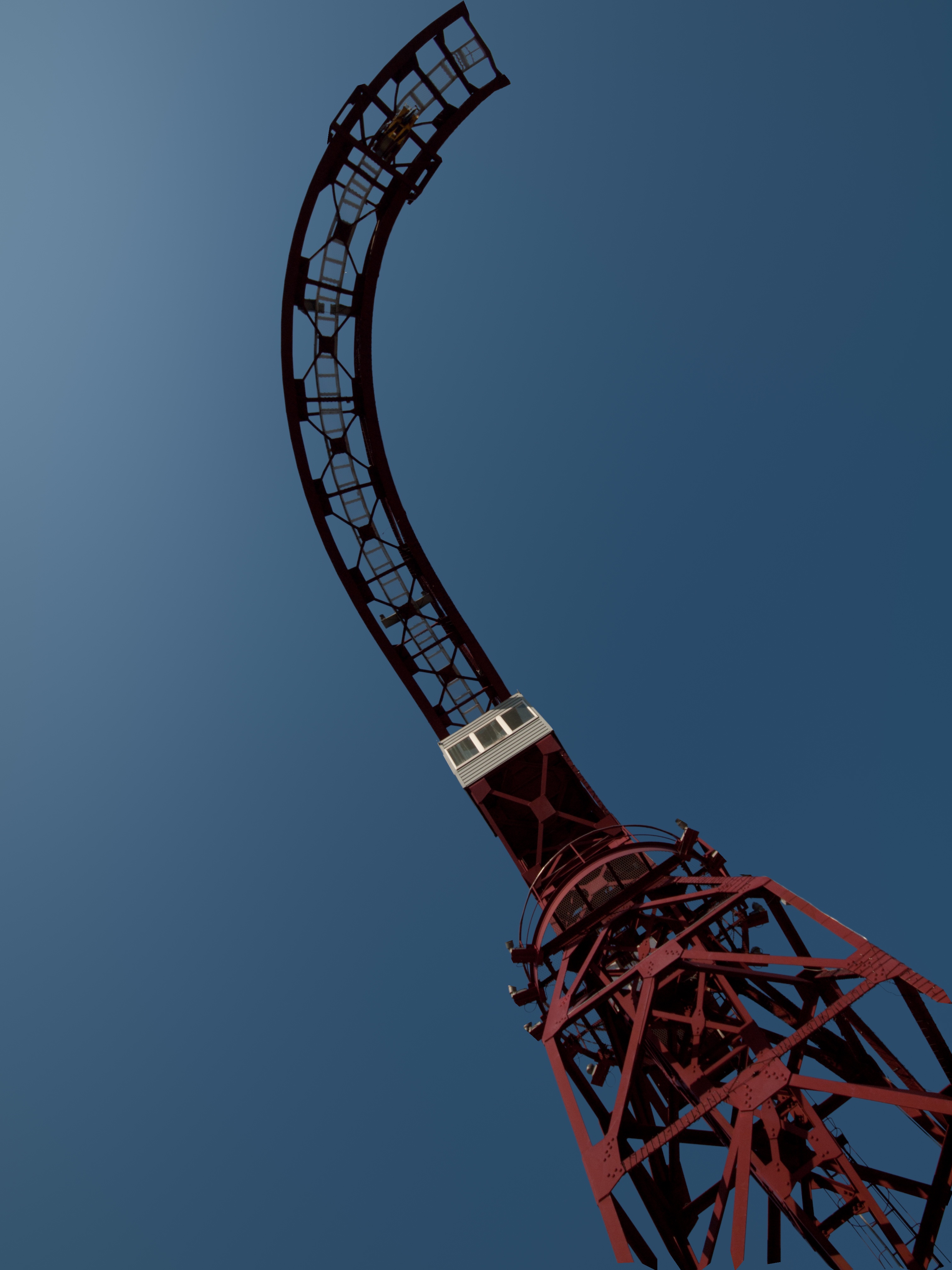 <b>「パペットツール」でクレーンを曲げてみた。クレーンの一部が消えてたりするのは困りもの。でも、一般的な写真用途では使い道がないような気が……</b>