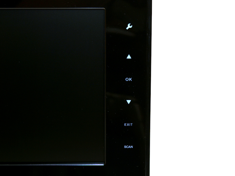 <b>縁部分に備えた「タッチセンサーボタン」。通常は暗くなっているが、触れることで各種アイコンが光る</b>