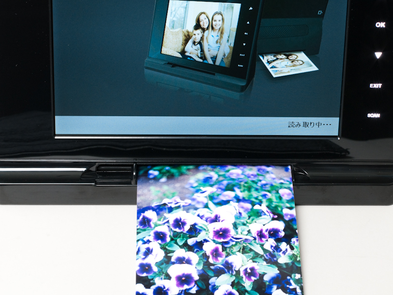 <b>正面下部には、スキャナの給紙部を備えている。取り込む写真などが曲がらないようにスライド式のガイドを使って調整しよう</b>