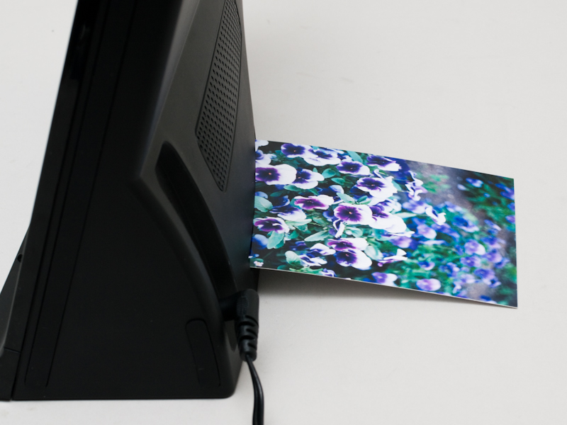 <b>背面には排紙部がある。トレーなどはなく、そのまま排出されるので、背面にはスペースを確保しておこう</b>