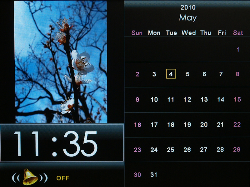 <b>カレンダーアイコンを選択すると、記録メディアに保存された写真データと時間、カレンダーが1画面で表示される</b>