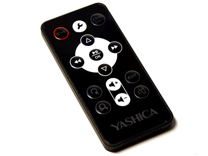 <b>付属のリモコン。適度なクリック感で、この手のリモコンにしては使い勝手がよい印象</b>