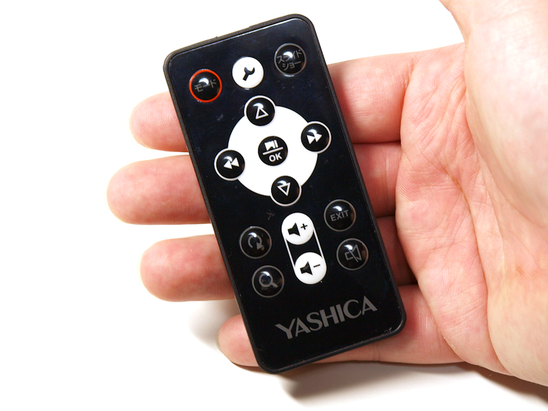 <b>付属のリモコン。適度なクリック感で、この手のリモコンにしては使い勝手がよい印象</b>