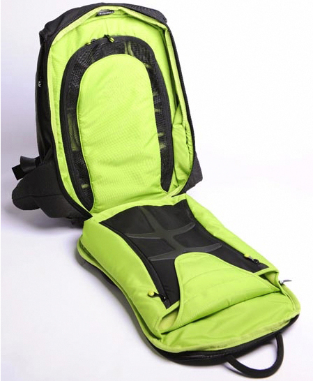 <b>機材へのアクセスは背面から</b>