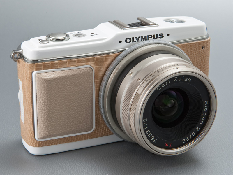 <b>レンズのシャンパンゴールドに合わせ、ベージュ系の革貼りキットを貼り付けてみた</b>