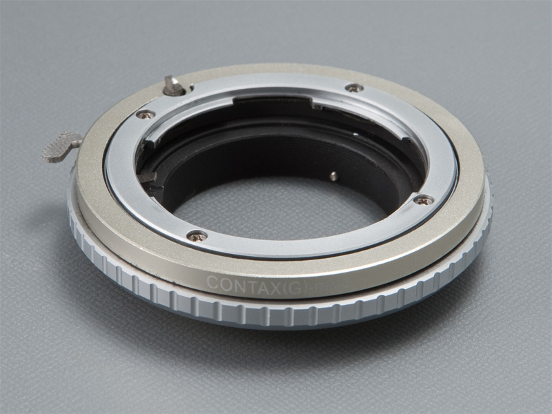 <b>ビオゴン28mm対応は、現時点ではこのアダプターがほぼ唯一の選択肢だ。カメラの極楽堂にて2万4,800円</b>
