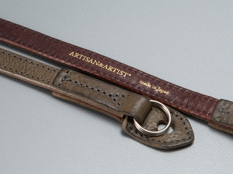 <b>カラー名は「グレー」だが、見た目はオリーブグリーンに近い。裏側はダークブラウンになっている</b>