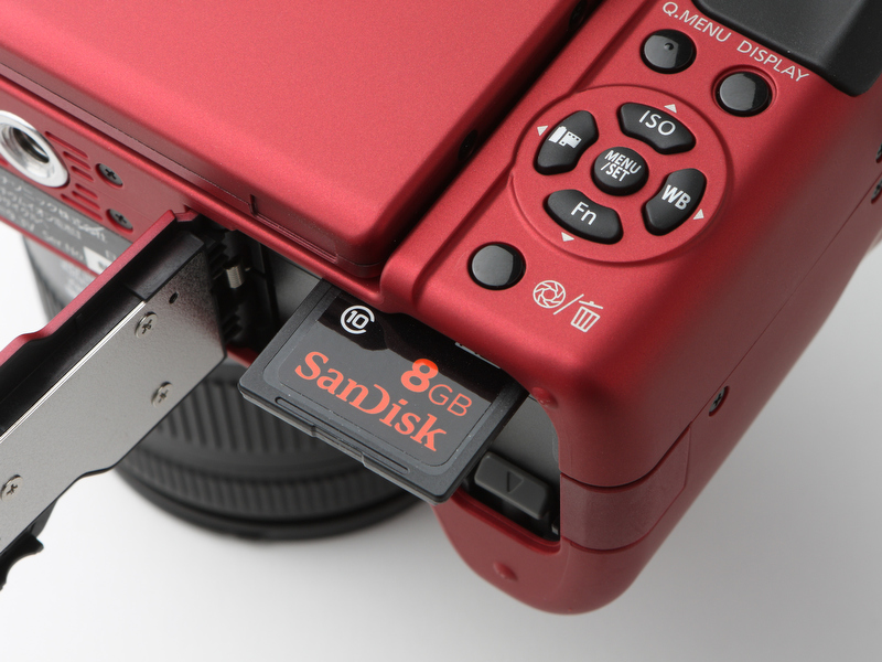 <b>カードスロットはコンパクトモデル同様バッテリー室に備わる。使用メディアはSD/SDHC/SDXCのほか、アダプターによりminiSD/microSD/microSDHCにも対応</b>