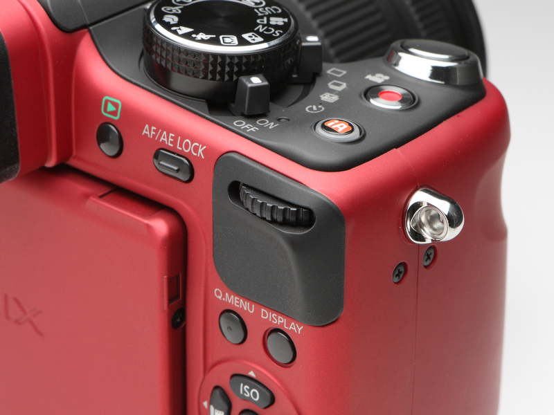 <b>DMC-G1ではカメラ前面のグリップにあったダイヤルは背面部へ移動した。回転のほか押し込む操作もあるが、こちらの位置のほうが使い勝手はよい</b>