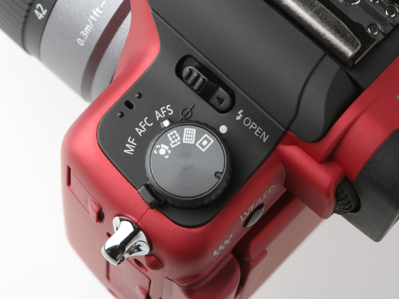 <b>フォーカスモードの選択はレバーで、オートフォーカスモードの選択はダイヤルで行なう。視認性がよく直感的で素早い設定が可能だ</b>