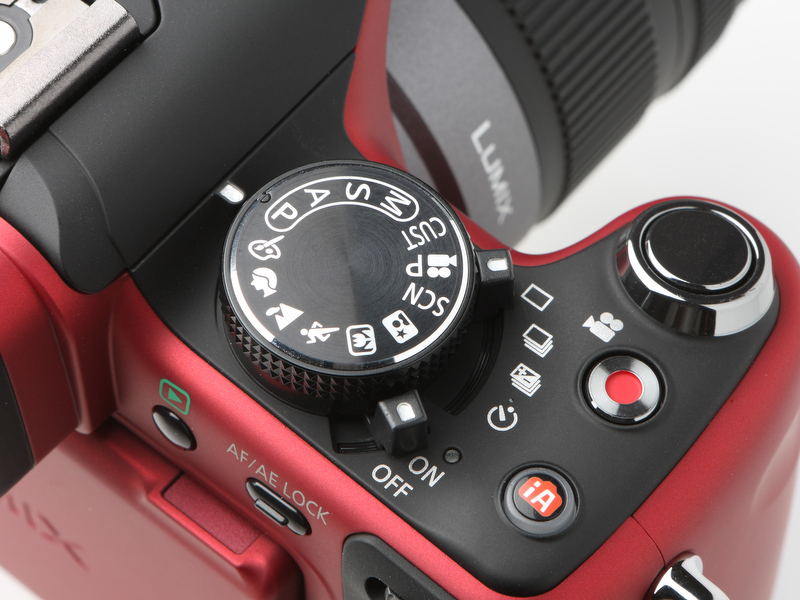 <b>カメラ上部、撮影モードダイヤル脇には動画撮影ON/OFFボタンとiAボタンが新たに備わった。動画撮影ボタンはシャッターボタンと押し間違えそうに思えるが、実際そのようなことはない</b>