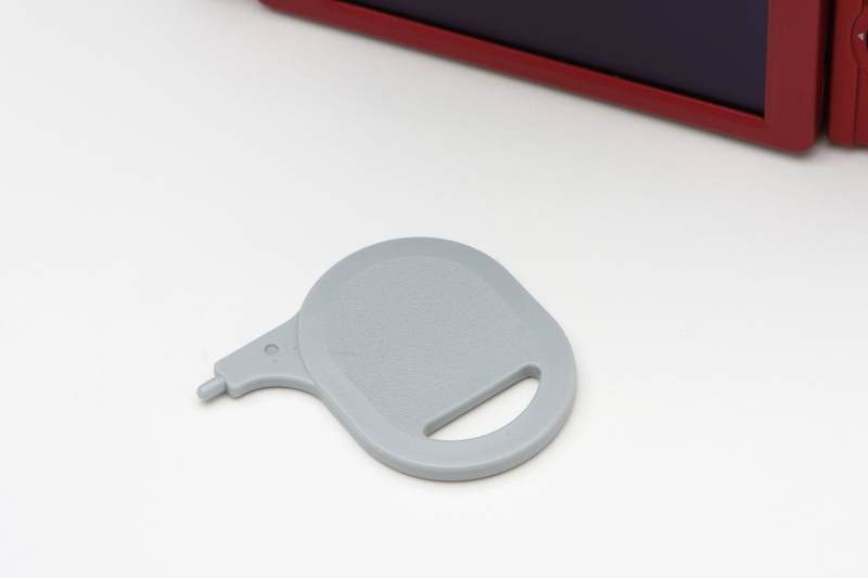 <b>タッチパネル操作用のスタイラスが付属する。液晶モニターは指先によるタッチ操作でも比較的反応はよいほうだ</b>