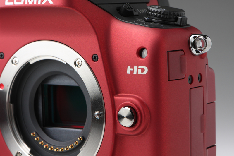 <b>右肩の「HD」ロゴが誇らしげだ。そのうえはセルフタイマーおよびAF補助光用のランプ</b>