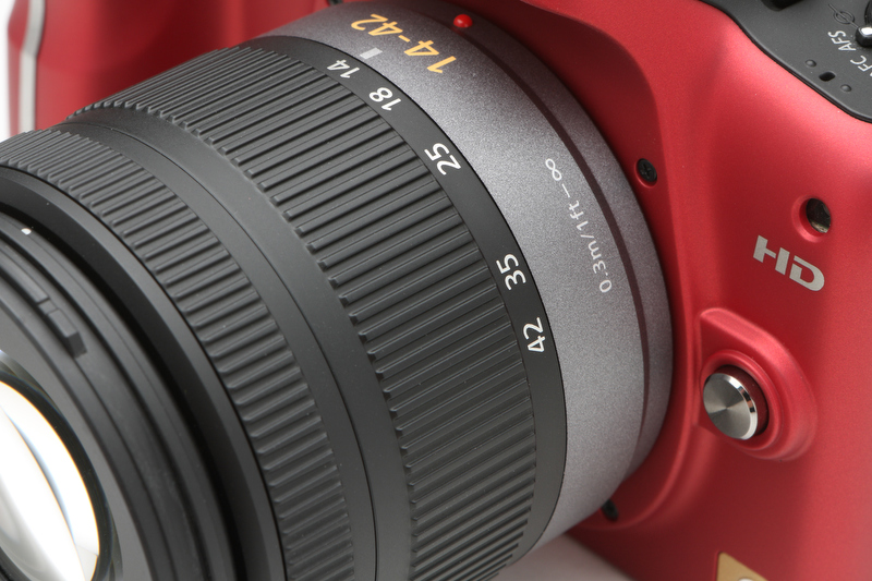 <b>光学式手ブレ補正機能を内蔵するが、ON/OFFスイッチなどは省略されている。ON/OFFやモードの選択はカメラ側で行なう</b>