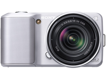 <b>シルバーのNEX-3。レンズは「E 16mm F2.8」</b>