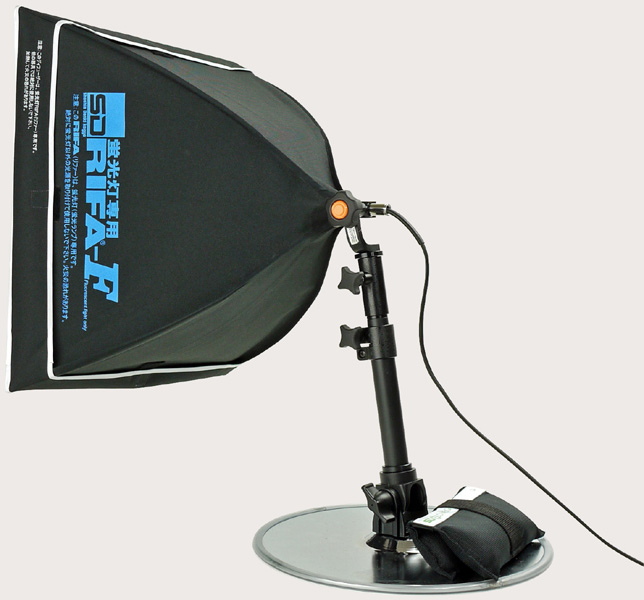 <b>ローアングルスタンドにRIFA-F40×40cmを取り付けた例</b>