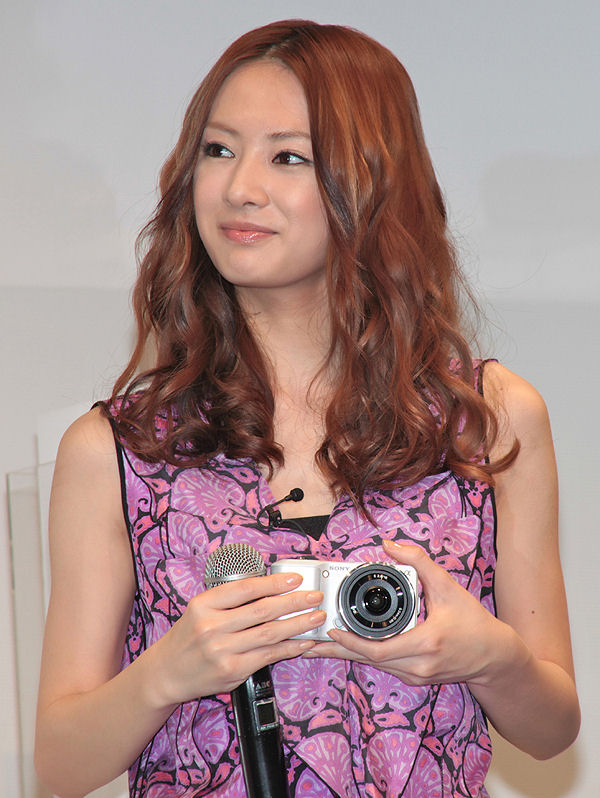 <b>北川景子さん。「このNEXで写真を撮る喜びを覚えました」</b>