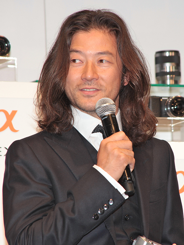 <b>浅野忠信さん。「グラフィックの撮影中には、合間があればシャッターを切っていました」</b>