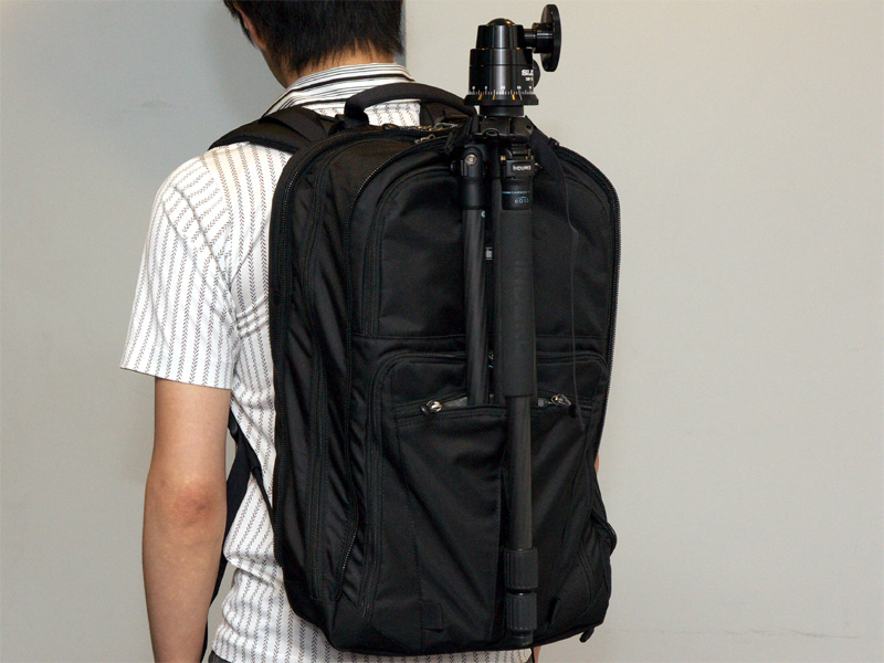 <b>三脚を装着して背負ったところ（カメラ機材収納時）</b>