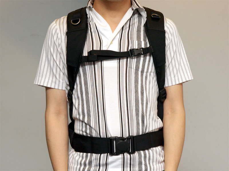 <b>チェストベルトとウエストベルトを利用した着用例。使用しない状態でも歩行安定性は高い</b>