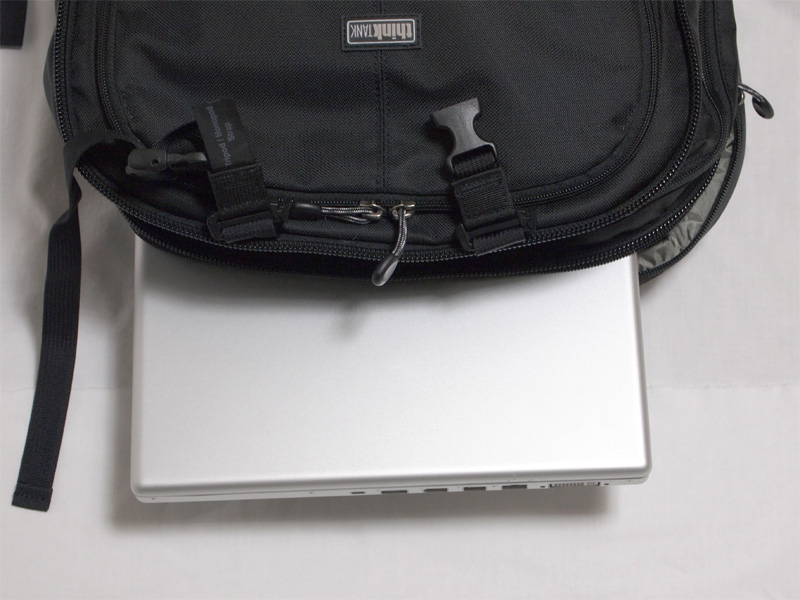 <b>ジッパーは側面まで開き、出し入れしやすい</b>