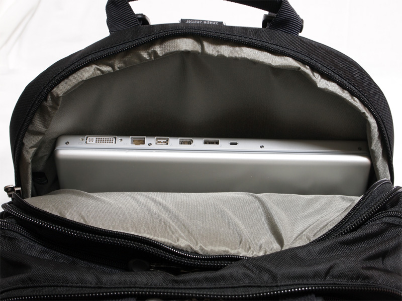 <b>余裕のあるPC収納部。17インチのMacBook Proを底まで入れたところ</b>