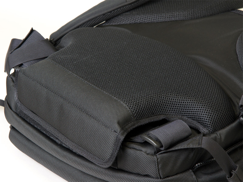 <b>腰の部分に分厚いクッションを備える</b>