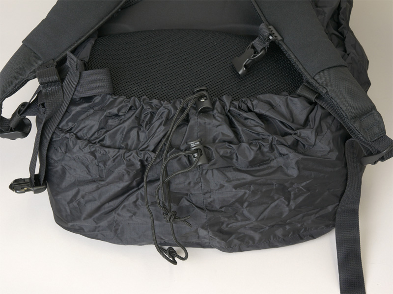 <b>二重のゴムバンドでレインカバーを固定</b>