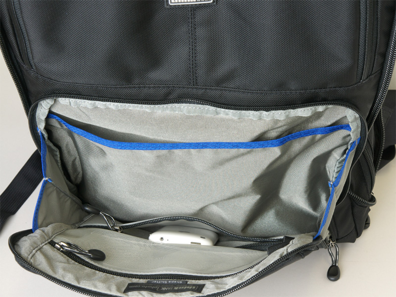 <b>正面下側のポケット。手前に2段のマチなしメッシュポケットを装え、奥にもポケットがある</b>