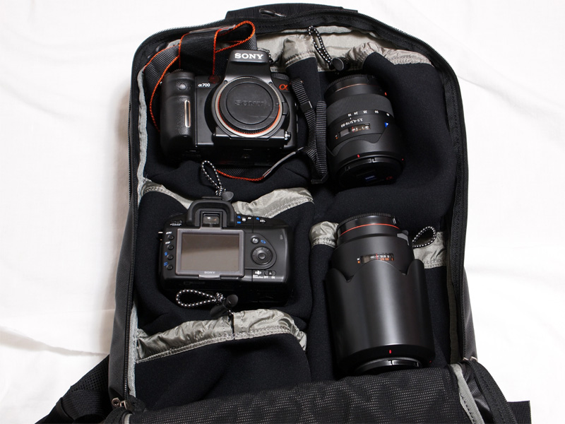 <b>実際に収納してみたカメラ機材の例。カメラボディは上から「α700」、「α200」。レンズは上から「Vario-Sonnar T* DT 16-80mm F3.5-4.5」、「70-300mm F4.5-5.6 G SSM」（いずれもフード付き）</b>