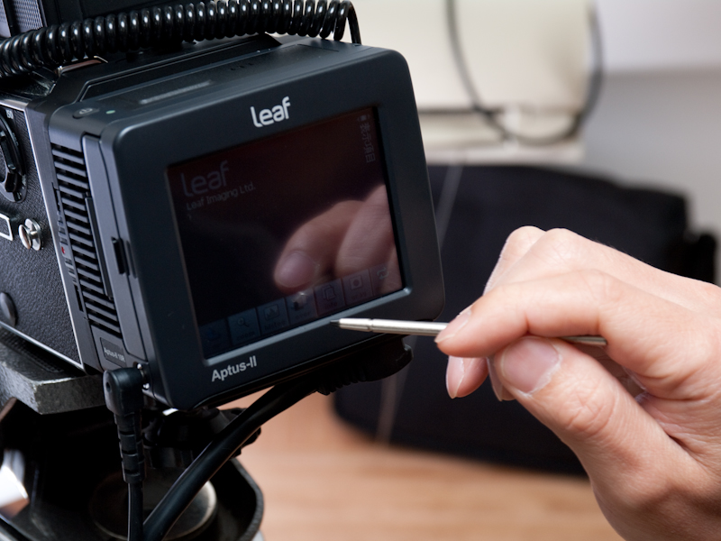 <b>タッチパネル操作用のスタイラスペンを付属</b>