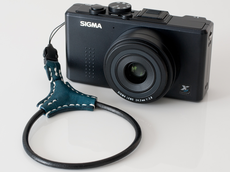 <b>カメラに装着すると、ループ部分がカメラに寄り添う人工衛星のように感じられる</b>