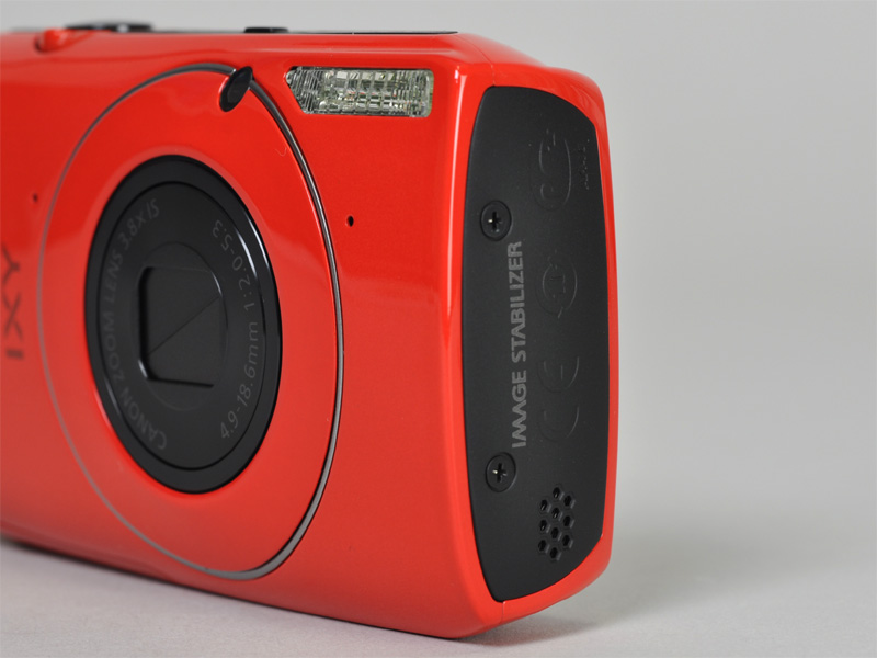 <b>反対側にスピーカーを搭載</b>