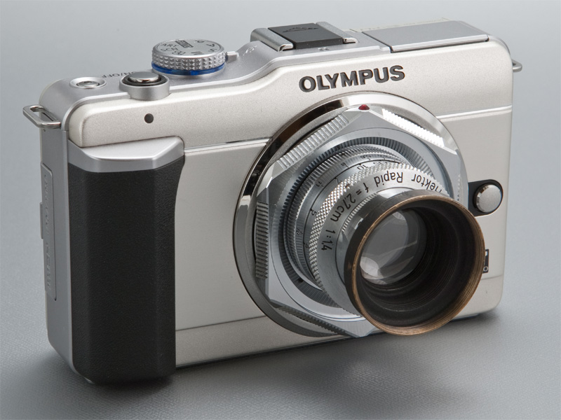 <b>E-PL1のマウント内周を、六角形のラインが走る。数あるCマウントアダプターのなかでもひときわ個性的だ</b>