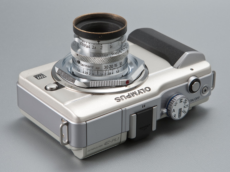 <b>取り付け指標は赤いラインストーンを埋め込んでいる。これは三晃精機製アダプターのトレードマークだ</b>