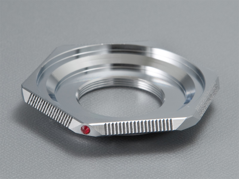 <b>ラインストーンは標準色の赤に加え、オプションで別カラーも選択可能。注文時にカラーを指定する</b>