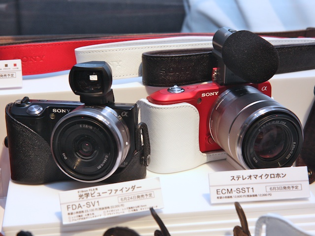 <b>光学ファインダーやボディジャケットなどアクセサリーも展示</b>