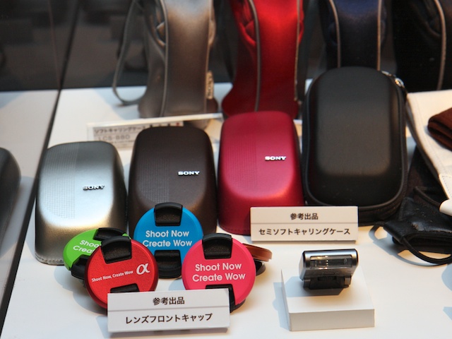 <b>参考出品のセミソフトケース（上段）とレンズフロントキャップ（下段左）</b>