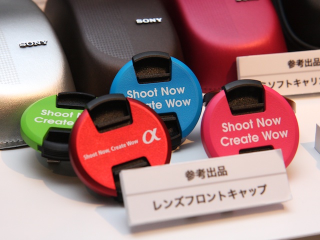 <b>カラフルなレンズフロントキャップ。本体色に合わせているわけではないようだ</b>