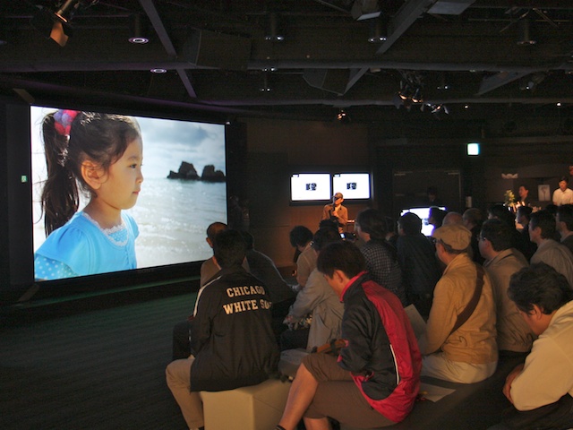 <b>NEXによる作品を解説しながら進んだ</b>