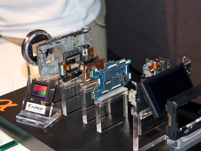 <b>NEX-5を分解したところ</b>