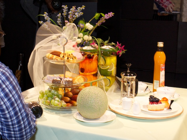 <b>NEX-3の撮影体験コーナー。女性ユーザーを意識した被写体が並んだ</b>