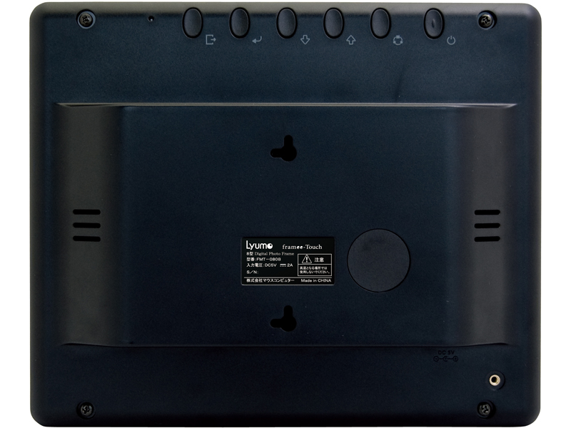 <b>背面上部にも操作ボタンを備える</b>