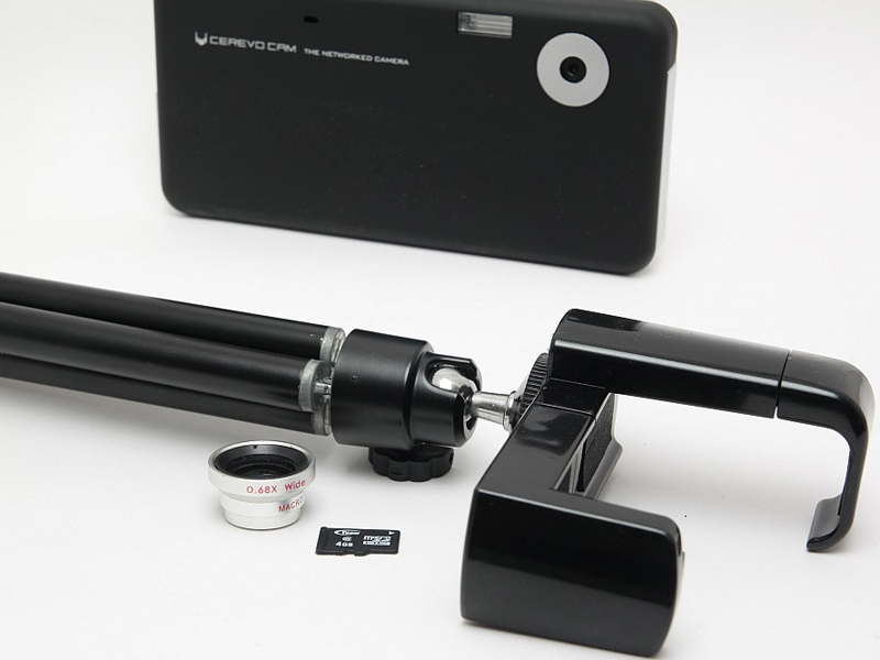 <b>ミニ三脚、microSDHCカード、ワイドコンバージョンレンズを同梱した「Ustreamセット」</b>