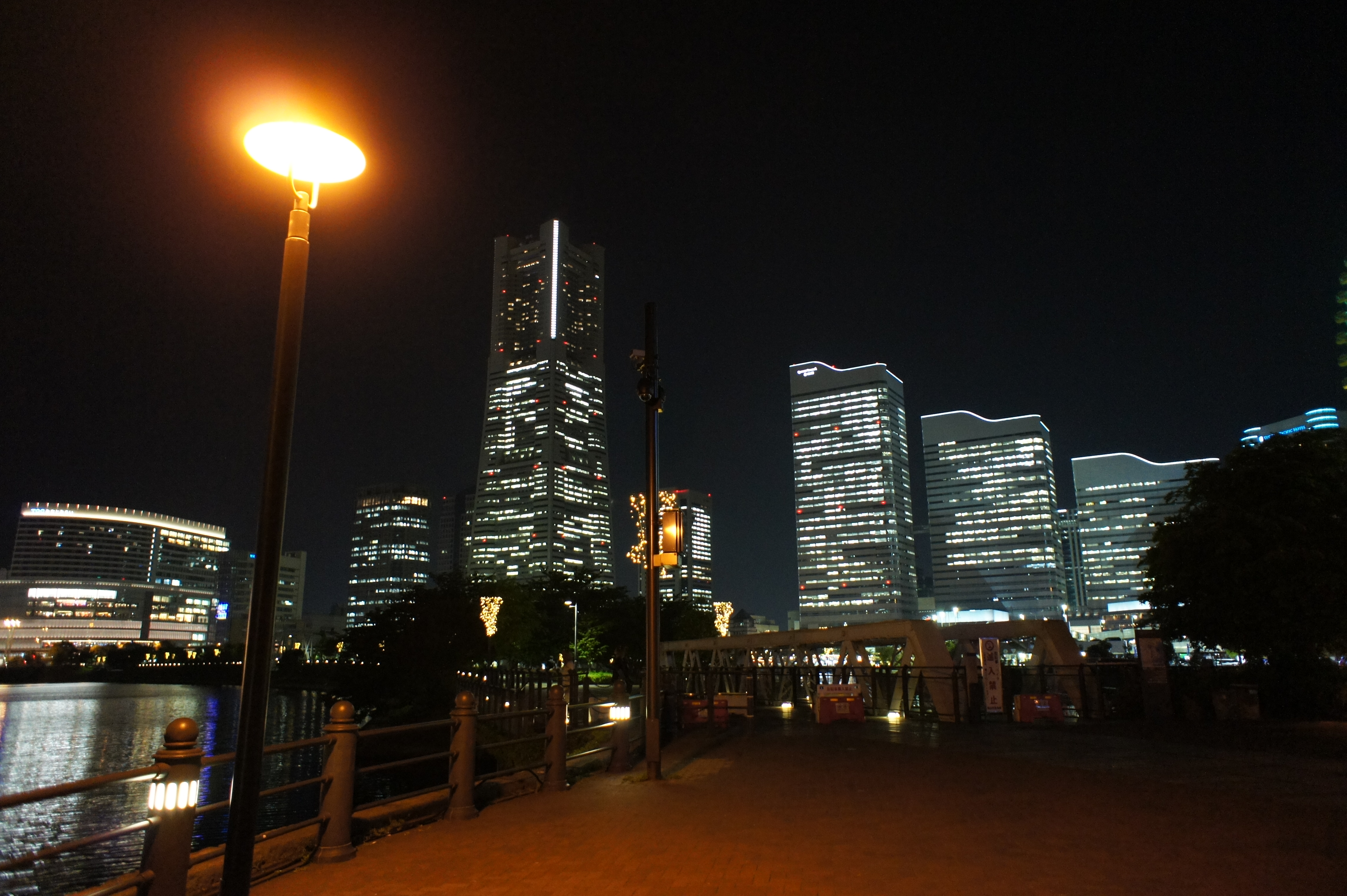 <b>NEX-5 / E 16mm F2.8 / 約4.4MB / 4,592×3,056 / 1/20秒 / F2.8 / 0EV / ISO1600 / 16mm</b>