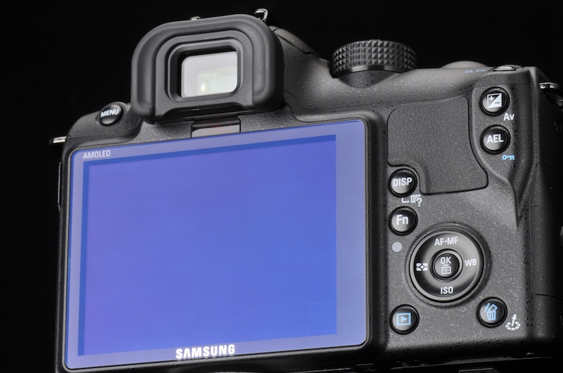 <b>操作ボタンのレイアウトなどはオーソドックスで、操作するに当たって戸惑うことはほとんどなかった。EVF下部には赤外線の接眼センサーがあり、EVFに目を近づけると有機ELモニターがオフになって、自動的にEVFに表示が切り替わる仕組みだ</b>