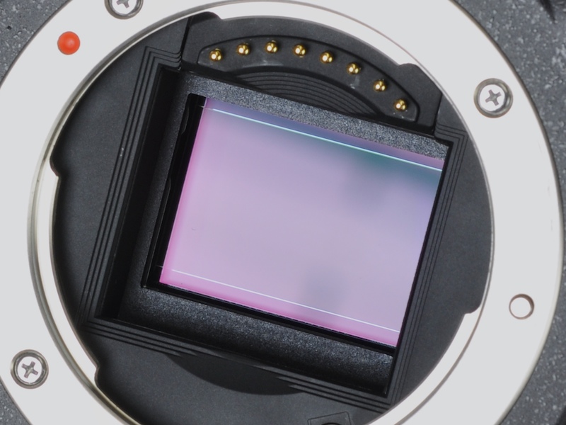 <b>APS-Cサイズ相当の有効1,460万画素CMOSセンサーを搭載。レンズマウントはもちろん新規格だ</b>