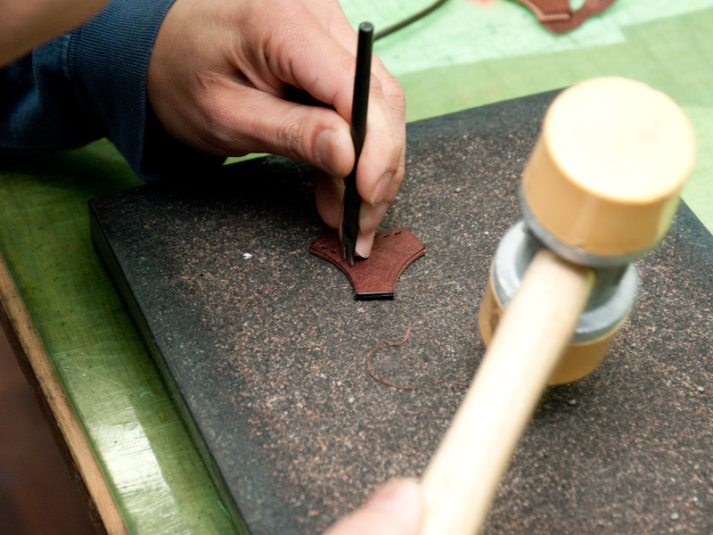 <b>菱目打ちで縫い糸を通すための穴を開ける</b>