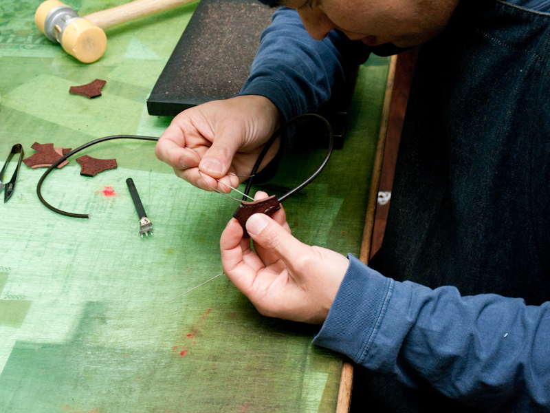 <b>パーツを組み合わせ、丁寧に縫い進めていく</b>